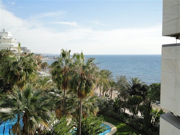 Superb and modern apartment for rent in frontline beach complex “Gran Marbella”, in Marbella center with 2 bedrooms, 2 bathrooms for 3.000 € per 15 days