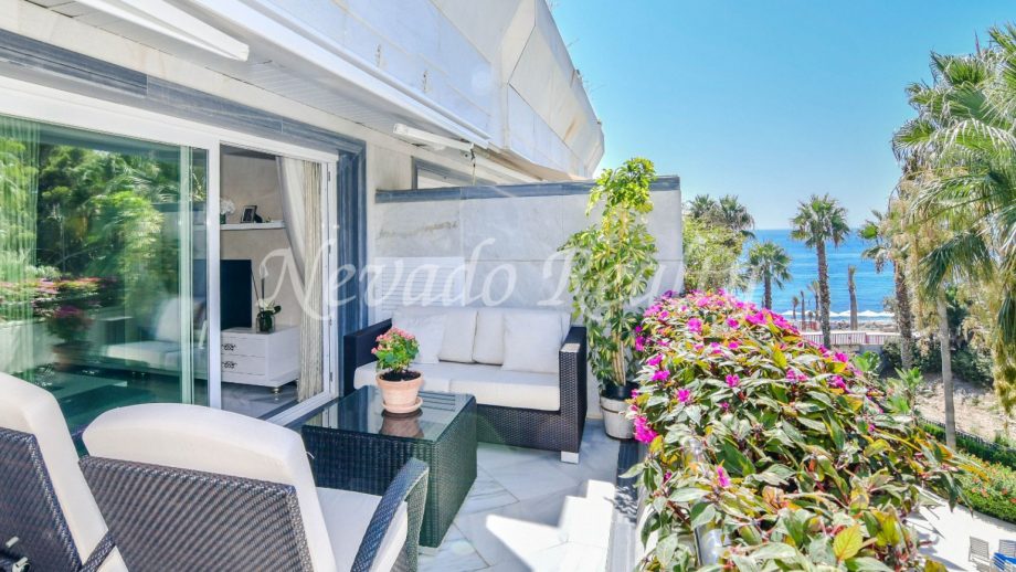 Apartamento en primera línea playa de Marbella en edificio de lujo con seguridad 24 horas