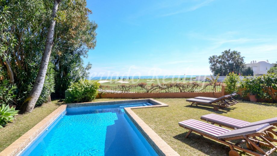 Villa con encanto en primera linea de golf y playa en Guadalmina Baja