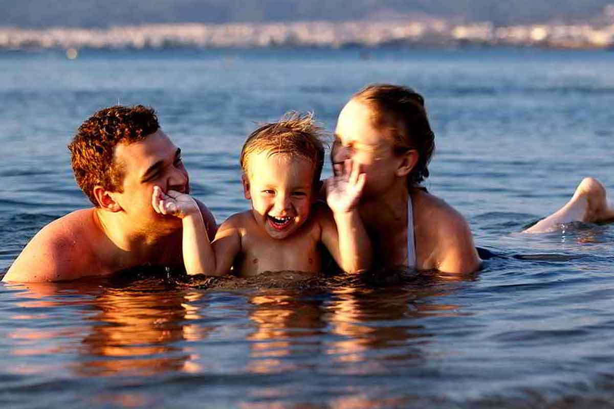 Дети купаются в озере. Дети купаются в море. Дети на море. Дети на море с родителями. Дети с родителями купаются.