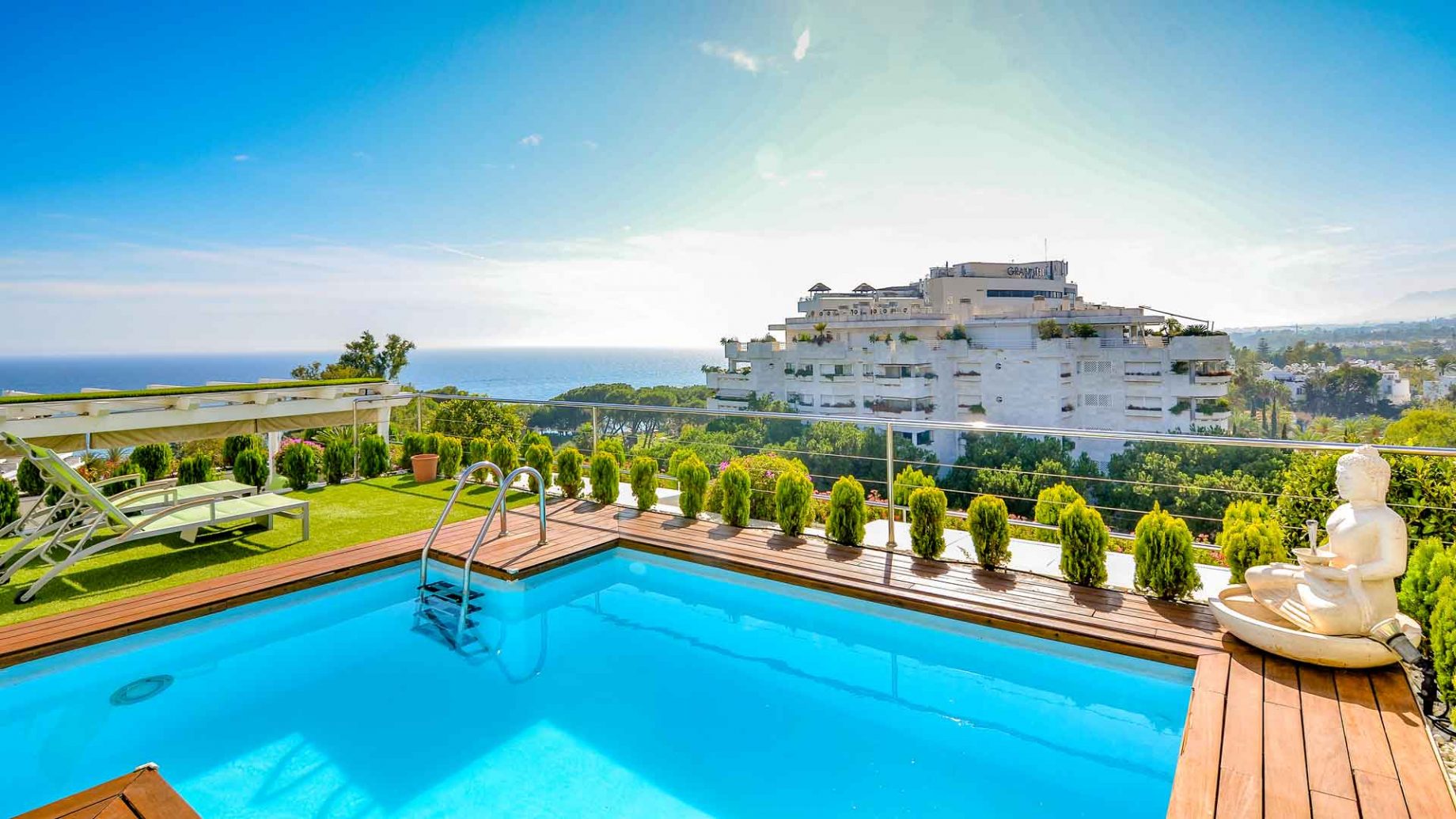 Penthouse with sea views in Don Gonzalo building, Marbella centre