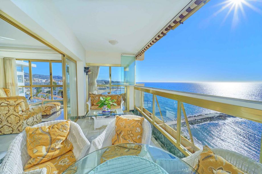 Frontline beach penthouse in Mayoral building with panoramic views