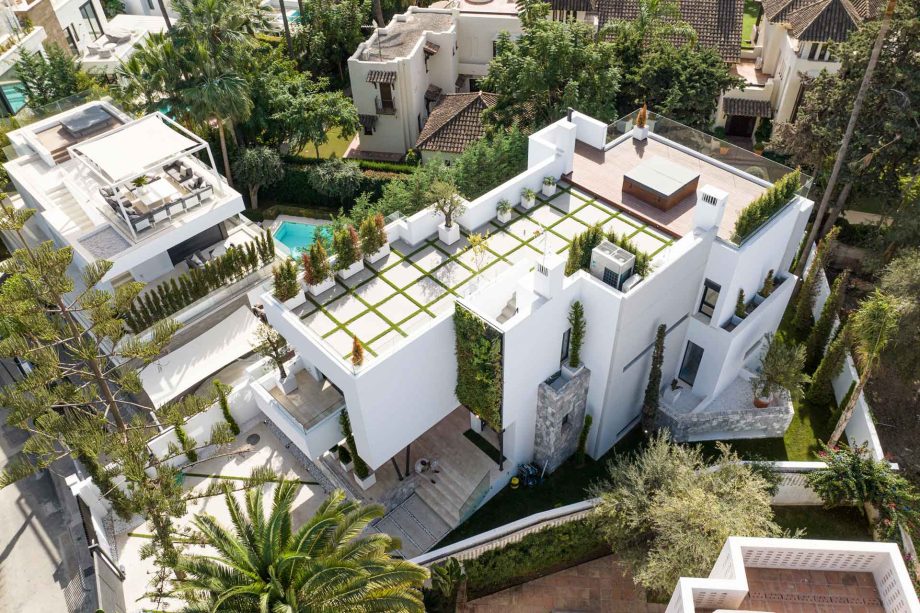 Villa in Casablanca urbanisation, in Marbella's Golden Mile