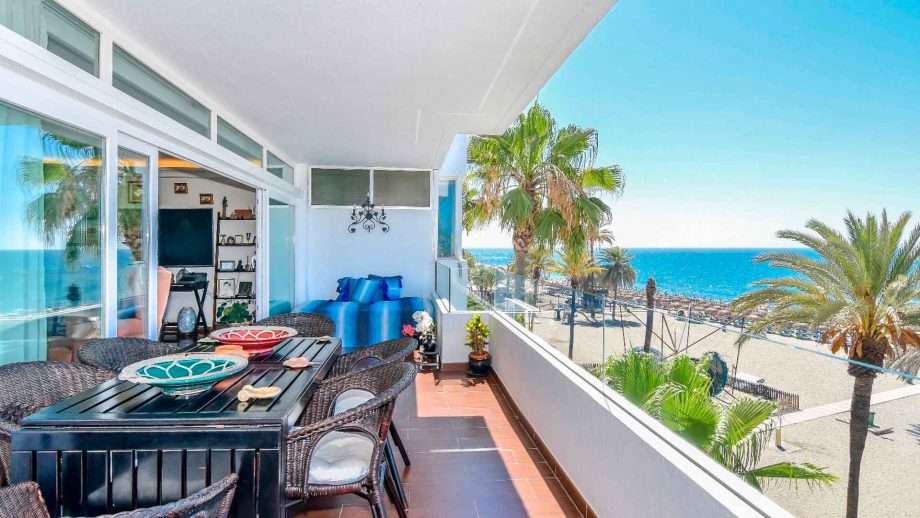 Apartment on the beachfront next to Playa La Venus