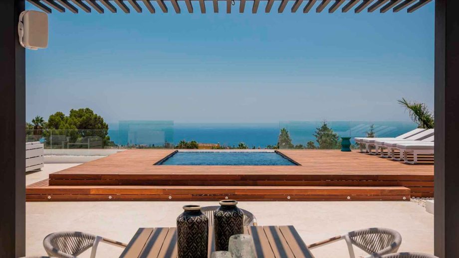 Villa in Cascada de Camoján, sea views from the swimming pool in best area for villas in Marbella