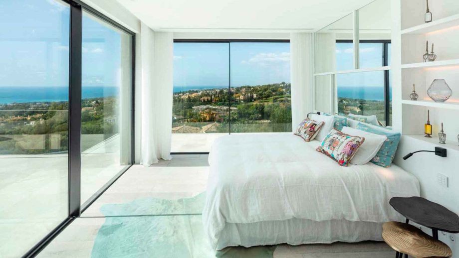 Villa en Cascada de Camoján, la mejor zona de villas en Marbella, con vistas al mar desde la habitación