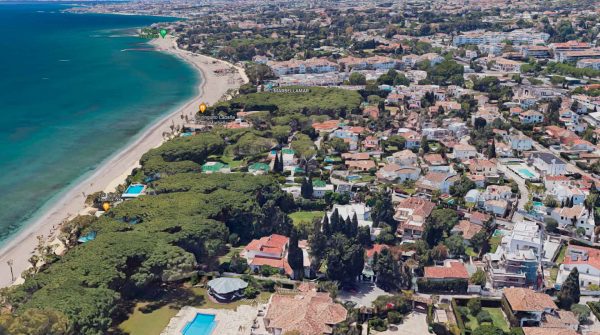 Vista aérea de urbanización Casablanca en la Milla de Oro de Marbella