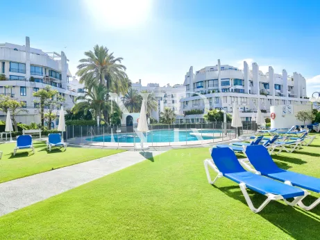 Spacious ground floor apartment with private pool just steps from the beach