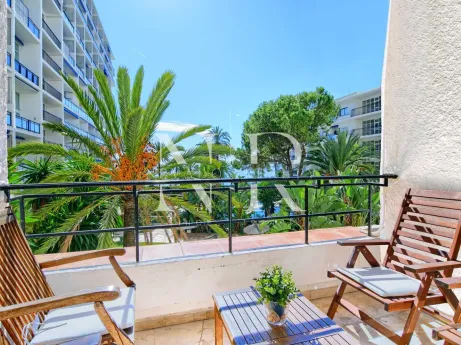 Flat in Skol building with sea views on the beachfront for sale