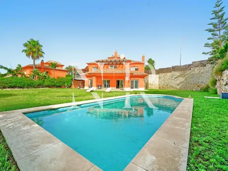 Villa à vendre dans le complexe Santa Clara Golf, en première ligne du golf