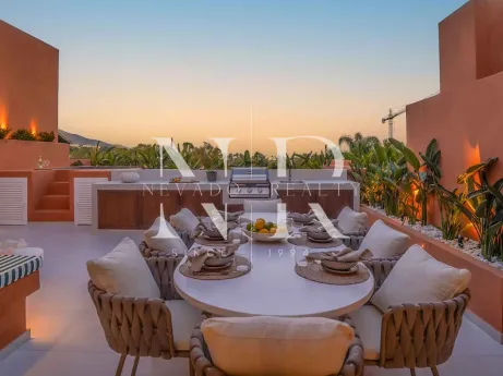 Ático en Urbanización Alminar de Marbella completamente renovado en venta
