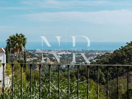 Villa en Urbanización El Madroñal de estilo clásico andaluz en venta