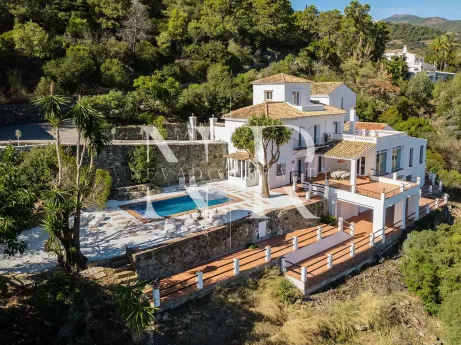 Villa en El Madroñal de estilo clásico andaluz en venta