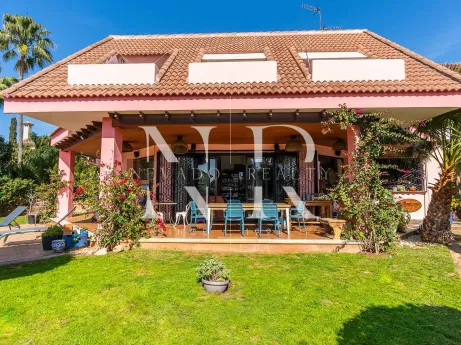 Villa para reformar con vistas al mar en Huerta Belón en venta.