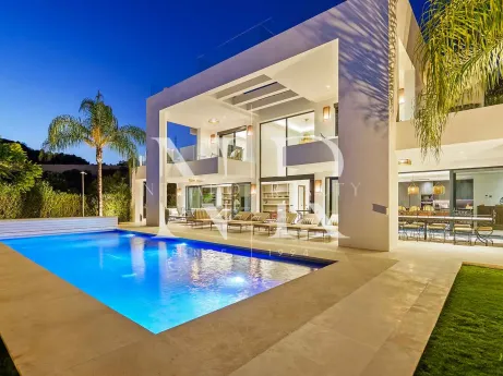 Contemporary villa with panoramic views in Nueva Andalucía for sale