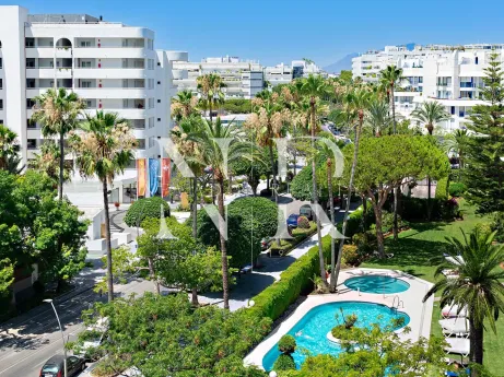 Appartement à vendre dans le centre de Marbella, en deuxiéme ligne de plage.