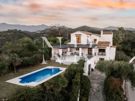 Villa en Estepona con vistas panorámicas al mar en venta