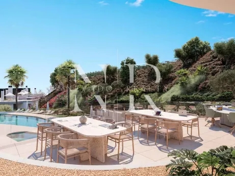 Apartment in Elviria with spacious garden and terraces for sale