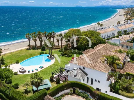 Beachfront villa in Estepona with a large plot, for sale