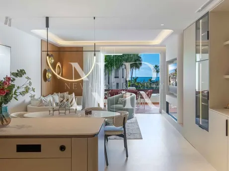 Beachfront apartment in Bahía del Velerín, Estepona, for sale