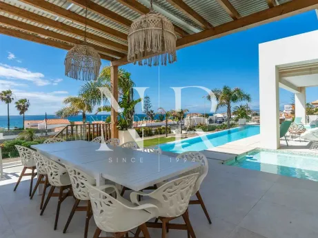 Villa con vistas panorámicas al mar en El Chaparral en venta.