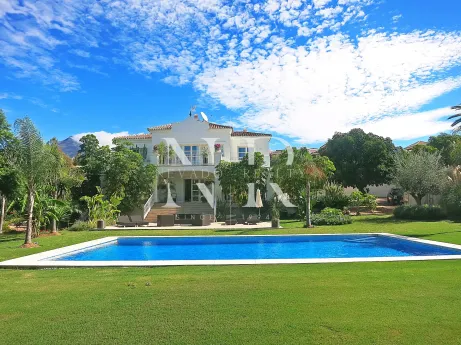 Fully refurbished family villa for sale in Nueva Andalucía