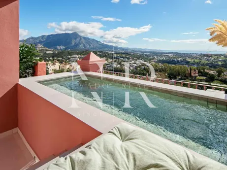 Penthouse with panoramic sea views for sale in Monte Halcones, Benahavís