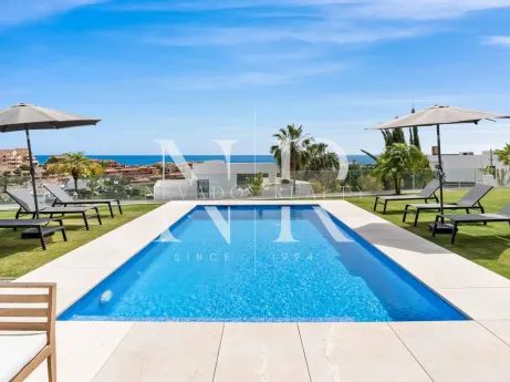 Elegant sea-view villa in La Alquería, Benahavís for Sale