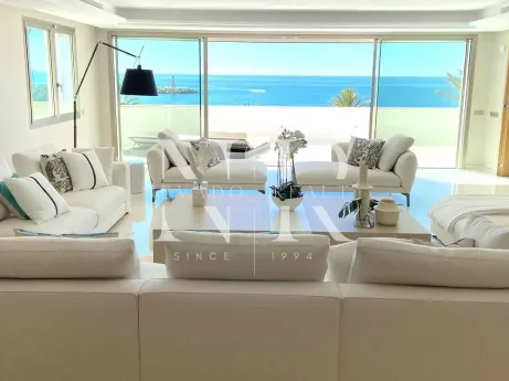 Appartement en première ligne de plage avec vue sur la mer à vendre à Puerto Banús, Marbella