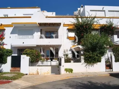 Spacious and bright townhouse next to the sea