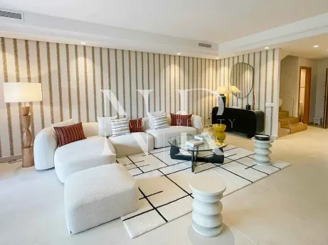 Maison mitoyenne entièrement rénovée, à louer pour une longue durée dans le lotissement Monte Marbella Club.