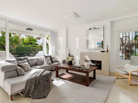 Adosada en urbanización La Meridiana con vistas a La Concha, Marbella, en venta