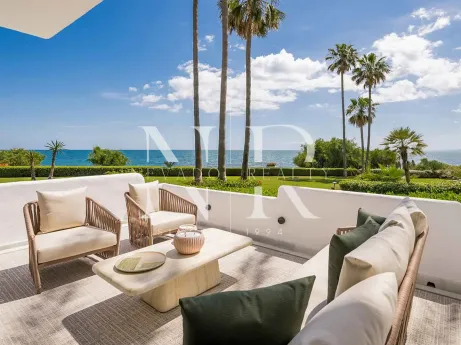 Apartment in Alcazaba Beach, on the beachfront, Estepona, for sale