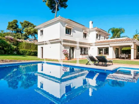 Villa for sale in Los Monteros Playa, with sea views