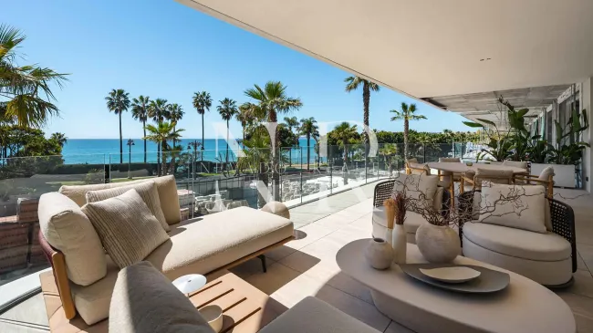 Promoción de apartamentos en primera línea de playa en Estepona en venta